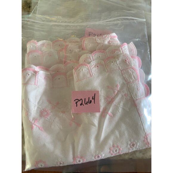 Vintage Embroidered Floral Lace Table Runner Set - White & Pink - 30" x 13" - Picture 11 of 11